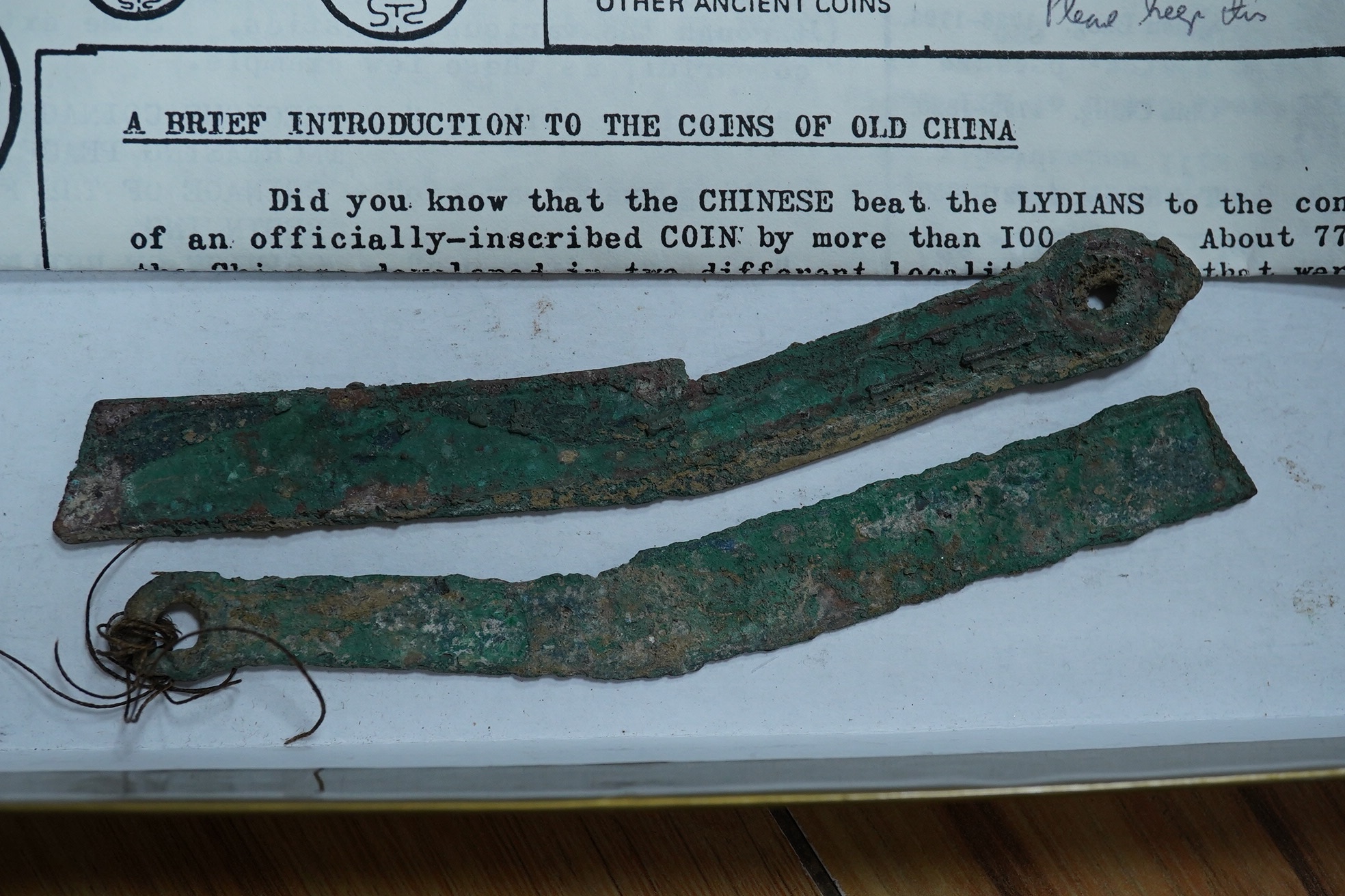 Two Chinese 'knife' cash, Han dynasty, 12 g and 16.6 g, 13.5cm long